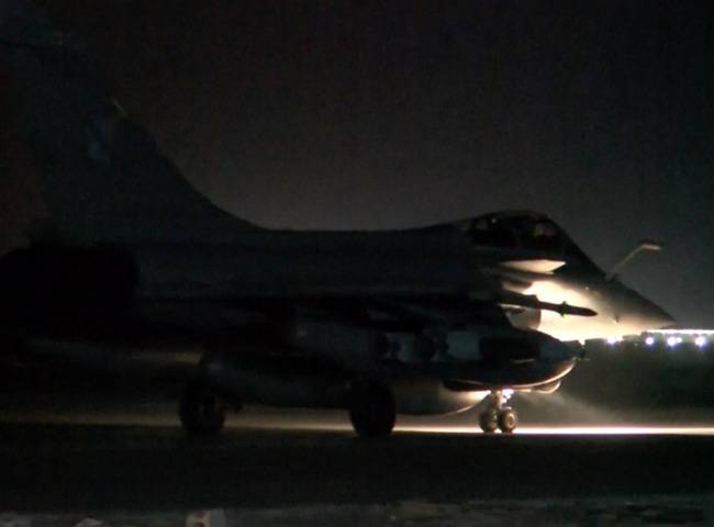 पेरिस का ISIS को जवाब, लड़ाकू विमान से आतंकी ठिकानों पर हमला