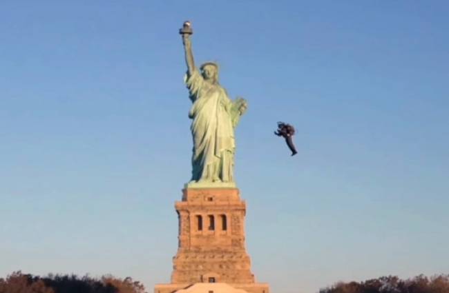 जेटपैक के सहारे स्टैच्यू ऑफ लिबर्टी के पास उड़ता शख्स
