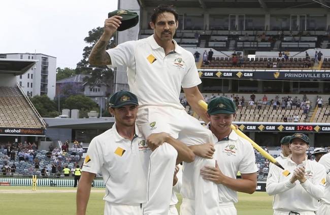 मैच के बाद साथियों ने मिशेल जॉनसन को कंधे पर उठा लिया