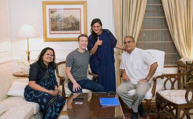 इंडिया टुडे ग्रुप के चेयरमैन अरुण पुरी, कली पुरी, मार्क जकरबर्ग और अंख‍ि दास