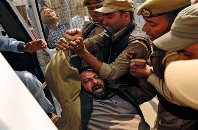 कश्मीर में जारी हड़ताल