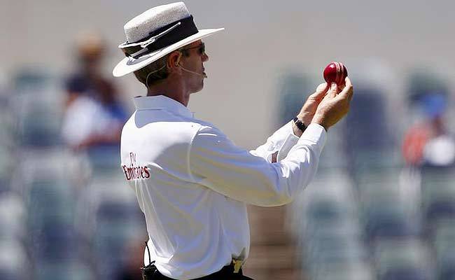 पर्थ टेस्ट के दौरान कुकाबुरा गेंद की जांच करते अंपायर