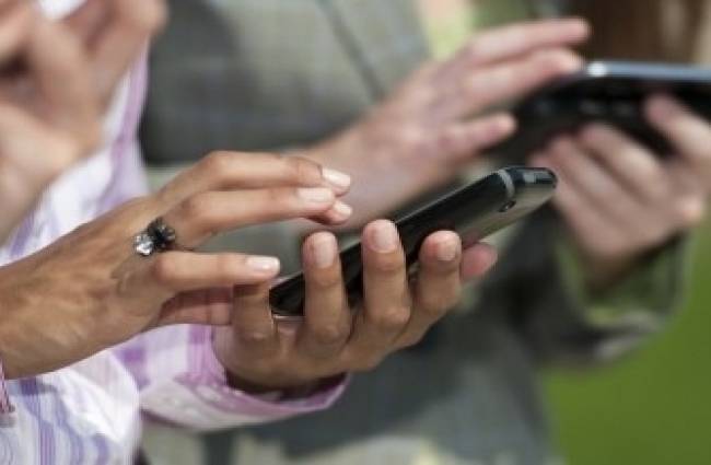 भारत में तेजी से बढ़े मोबाइल इंटरनेट यूजर्स