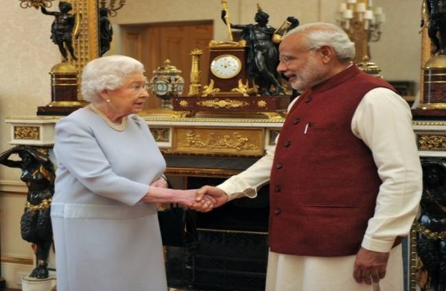 ब्रिटिश महारानी से मुलाकात के दौरान पीएम मोदी