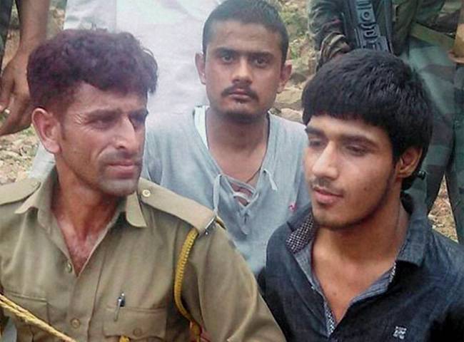 गिरफ्तार आतंकी नावेद याकूब (काली शर्ट में)