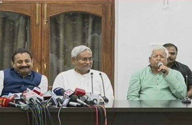 प्रेस कॉन्फ्रेंस में नीतीश-लालू