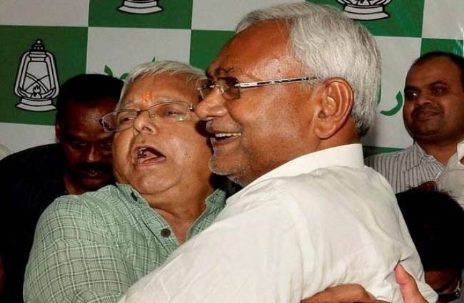 जीत के बाद गले मिलते लालू-नीतीश