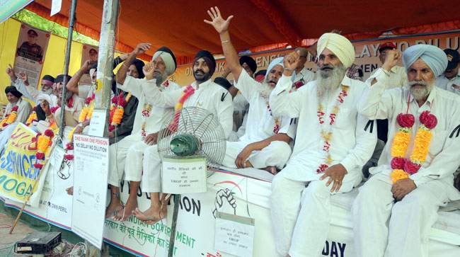 OROP के लिए प्रदर्शन कर रहे पूर्व सैनिक