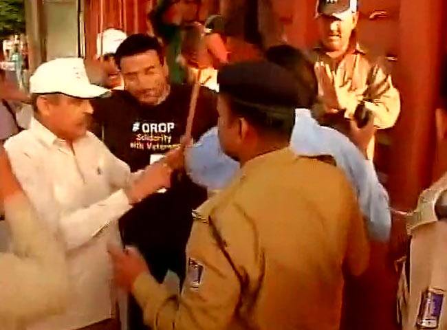 प्रदर्शनकारी पूर्व सैनिकों को रोकती पुलिस