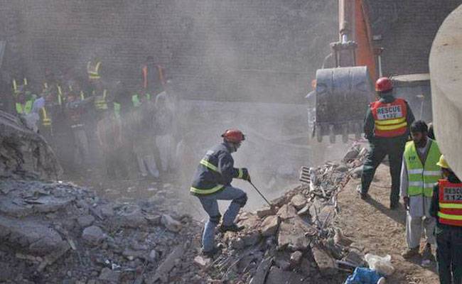 लाहौर में कारखाना ढहा