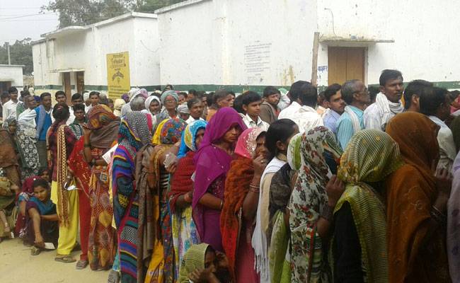 ग्राम प्रधानी चुनाव के दौरान मतदान करने आए वोटर