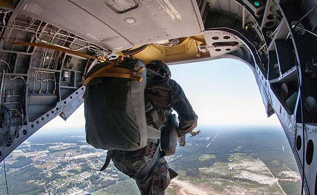 जवानों को पैराशूट से जमीन पर उतरने का प्रशिक्षण दिया जा रहा था