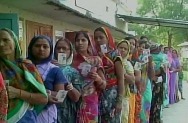 मतदान में महिलाओं ने बढ़-चढ़कर हिस्सा लिया