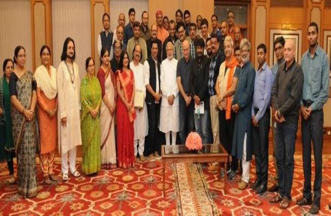 लेखकों-कलाकारों ने की पीएम मोदी से मुलाकात