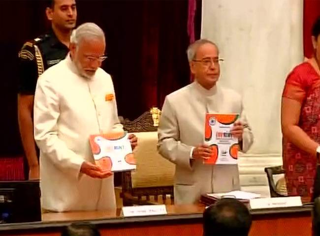 कार्यक्रम के दौरान प्रधानमंत्री मोदी और राष्ट्रपति प्रणब मुखर्जी