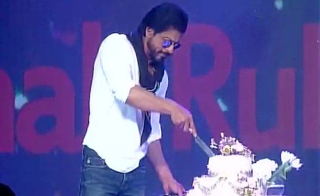 शाहरुख खान अपने 50वें जन्मदि‍न का केक काटते हुए