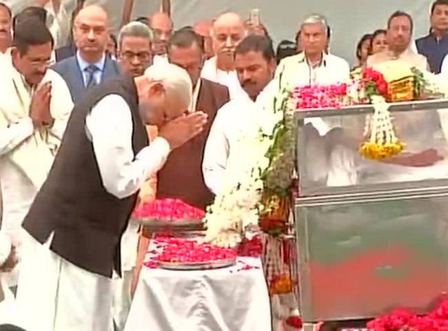 अशोक सिंघल के पार्थि‍व शरीर को अंतिम प्रणाम करते प्रधानमंत्री नरेंद्र मोदी