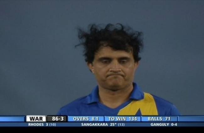 बॉलिंग के लिए जाते सौरव गांगुली