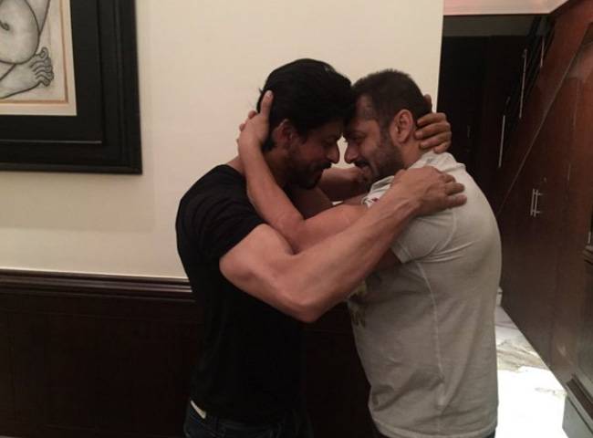 शाहरुख के जन्मदिन पर कुछ इस अंदाज में मिले सलमान