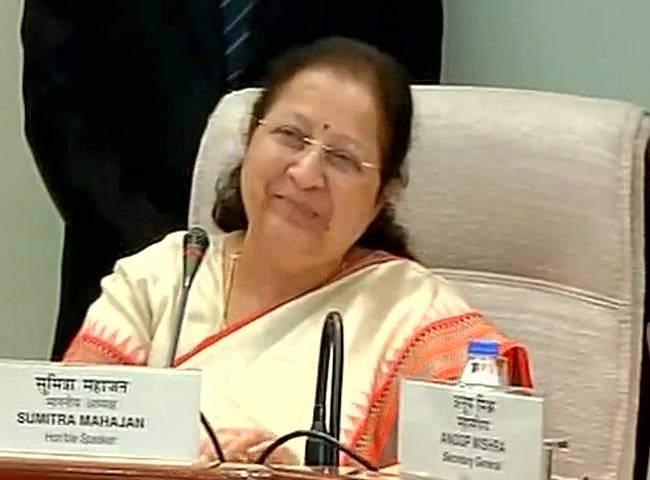 बैठक के दौरान सुमित्रा महाजन