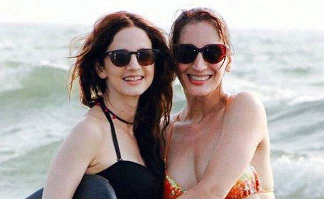 गोवा के बीच में हॉलिडे मनाती सुजैन और उनकी बहन फराह