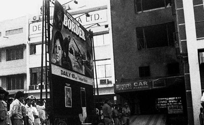 1997 में लगी भीषण आग के बाद का दृश्य