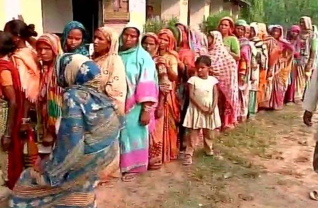 कटिहार के एक बूथ पर महिला वोटरों की लंबी कतार
