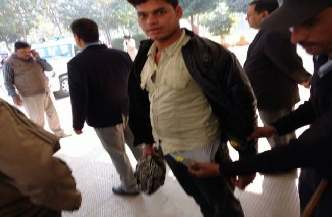 नकल करते पकड़ा गया आरोपी विजय वीर