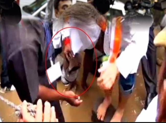 राहुल गांधी की चप्पल उठाते पूर्व मंत्री