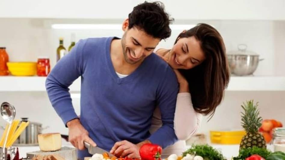 खाना पकाने से प्यार का है बड़ा कनेक्शन - you can impress your partner with your cooking skills - AajTak