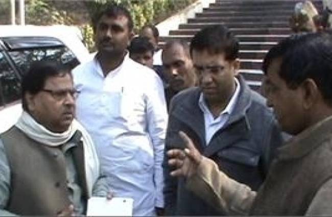 अखिलेश के मंत्री ने दी फरियादी को धमकी