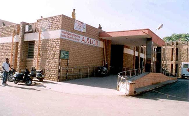 मरीज की मौत के बाद परिजन अस्पताल के बाहर धरने पर बैठ गए थे