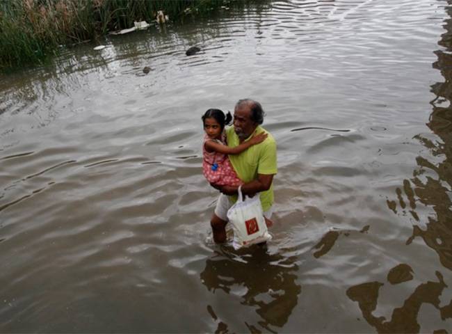 चेन्नई में बाढ़ और बारिश के कारण जनजीवन अस्त-व्यस्त