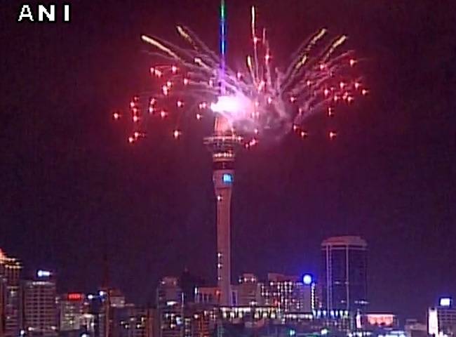 ऑकलैंड में नए साल के स्वागत में रंगीन आतिशबाजी