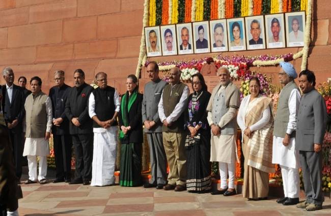 संसद परिसर में दी गई शहीदों को श्रद्धांजलि