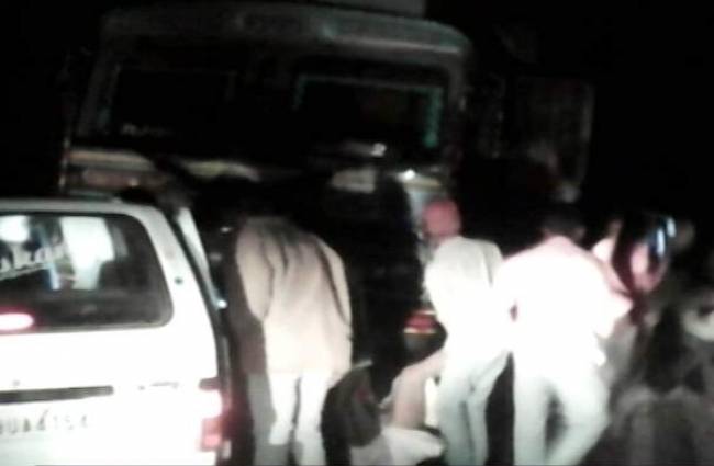 प्रतापगढ़ जिले में वैन और ट्रक के बीच भीषण टक्कर
