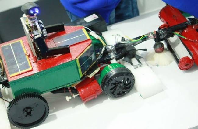 रिमोट से चलता है यह रोबोट