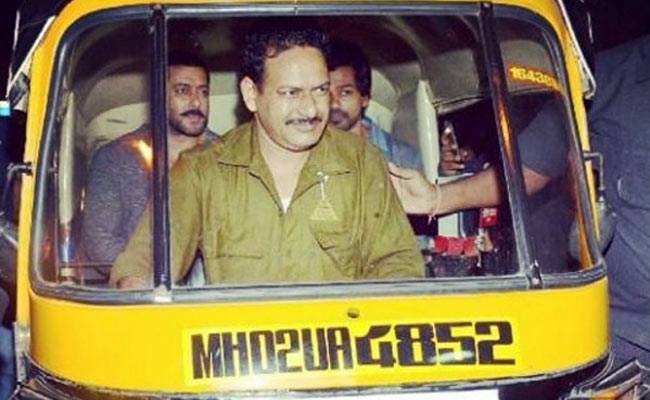 सलमान खान ऑटो में सवारी करते हुए