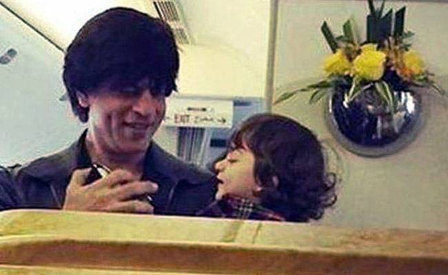 अपने बेटे अबराम के साथ फुर्सत के पल बिताते शाहरुख