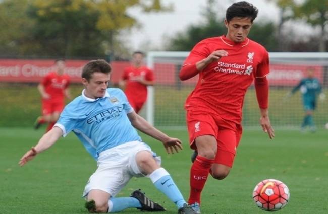 यान धांडा (लाल जर्सी में)