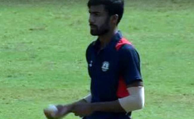 अक्षय ने बड़ौदा के खिलाफ की दोनों हाथों से बॉलिंग