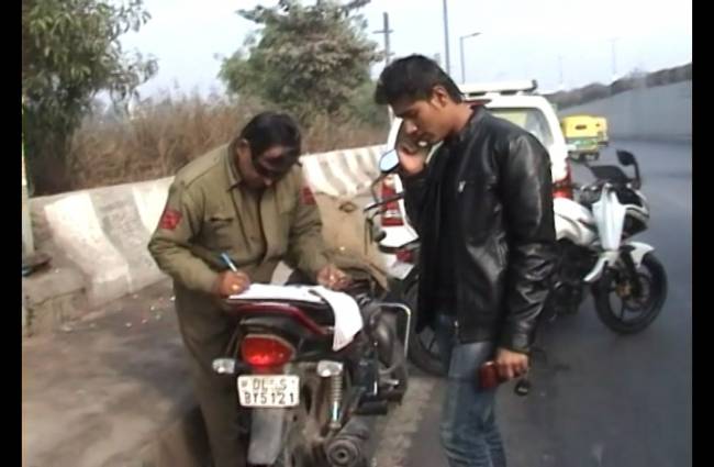 आनंद विहार इलाके में कटे बाहर की गाड़ियों के चालान