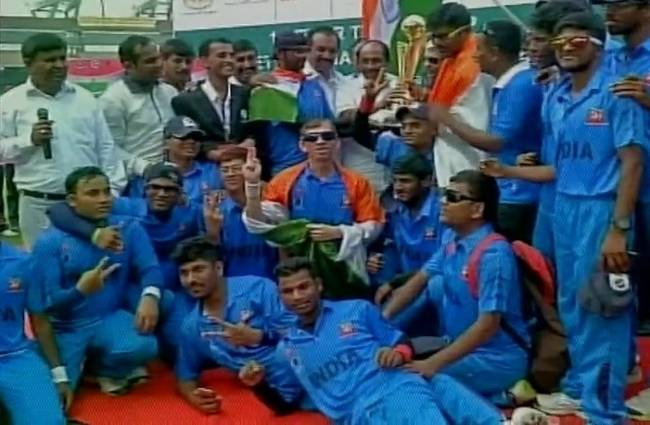 जीत की ट्रॉफी के साथ टीम इंडिया के खिलाड़ी