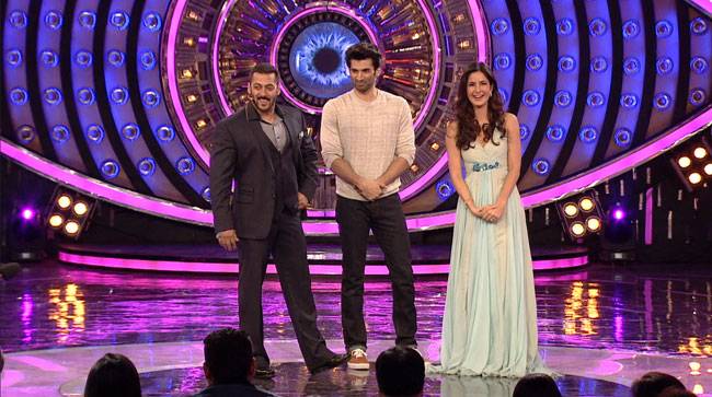बिग बॉस 9 के मंच पर सलमान, आदित्य और कटरीना