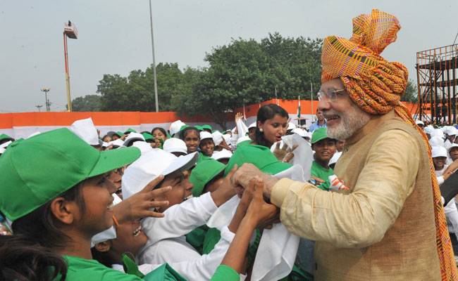 पिछले साल 15 अगस्त को पीएम मोदी सुरक्षा घेरे से निकल बच्चों के बीच चले आए थे