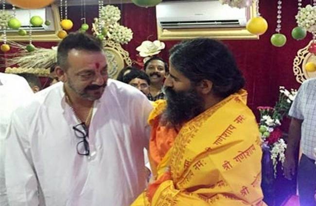 यरवदा जेल में संजय दत्त से मिले बाबा रामदेव