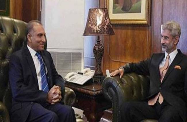 पिछले साल हुई मीटिंग के दौरान एजाज चौधरी और शिवशंकर मेनन