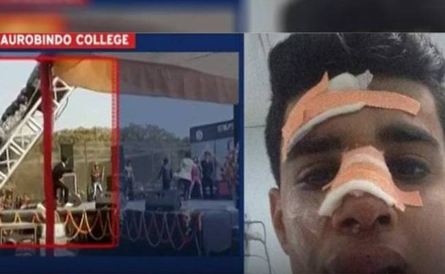 स्टेज पर गिरा लोहे का खंभा और घायल छात्र उत्कर्ष