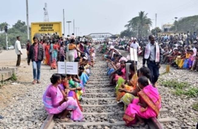 मांगों को लेकर रेलवे ट्रैक पर कब्जा जमाए आंदोलनकारी