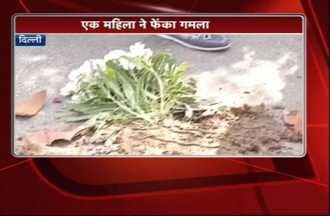 रक्षा मंत्रालय  के पास फेंका गमला